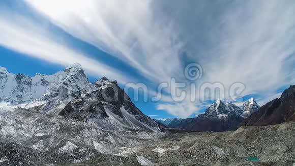 阳光明媚的一天阿玛达布拉姆乔拉特斯和塔波切山尼泊尔喜马拉雅山视频的预览图
