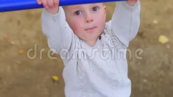 男孩用手抓住水平杆视频的预览图
