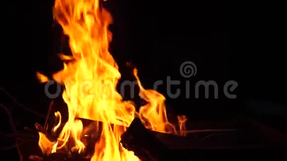 晚上烤架上的原木上会有橙色的大火燃烧关闭慢动作视频的预览图