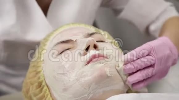 医生美容师从病人脸上摘下白色面膜视频的预览图