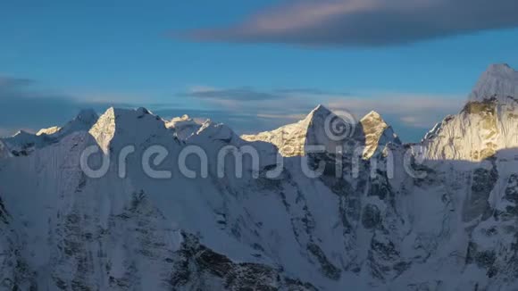 阿玛达布拉姆山在日出从山顶俯瞰尼泊尔喜马拉雅山视频的预览图