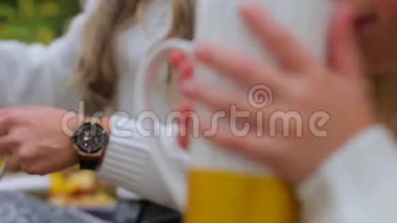 一个女孩正在秋天的森林里喝茶显示了和平的信号视频的预览图