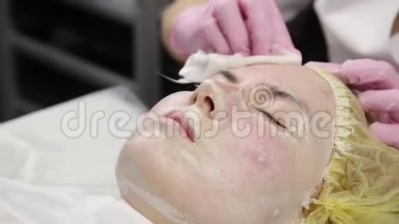 医生美容师从病人脸上摘下白色面膜视频的预览图