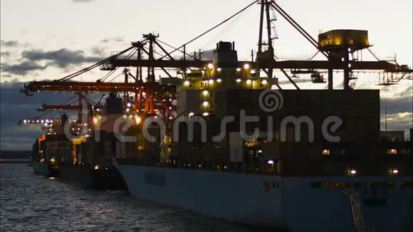 日落时的集装箱船视频的预览图