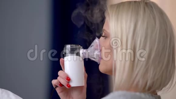 家里沙发上生病的女人通过吸入器吸入视频的预览图