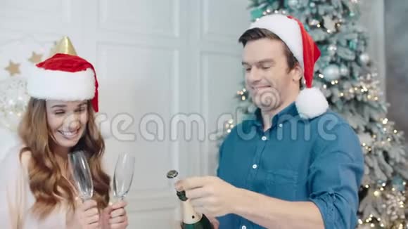笑着一对夫妇用汽酒庆祝新年视频的预览图