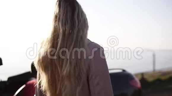苗条时尚的女孩长长的金发优雅地打开司机她的黑色运动的敞篷车的门妇女视频的预览图