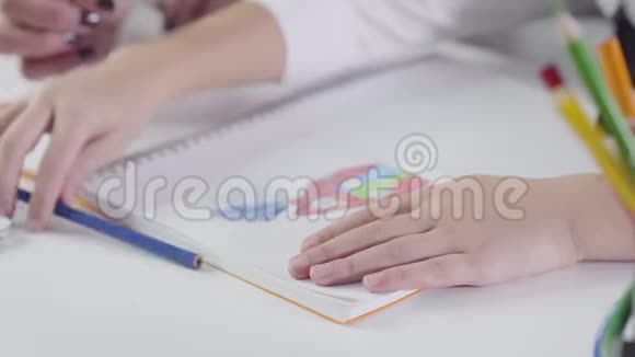 练习本中用彩色铅笔特写白种人儿童的手绘绘画学习教育视频的预览图