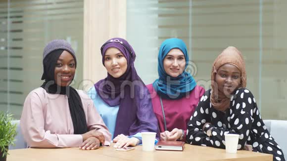 在商业中心大厅摆姿势的穆斯林多族裔女性代表视频的预览图