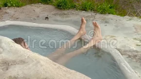 人的腿在流动的水中视频的预览图