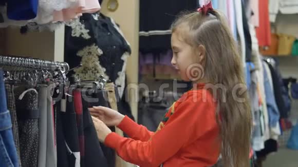 一个小女孩在服装店里看到东西视频的预览图