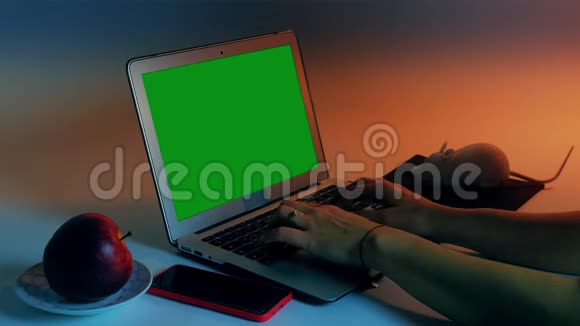 用手镯在笔记本电脑键盘上打字将女性的手闭上女人手按下手提电脑键盘上的键视频的预览图