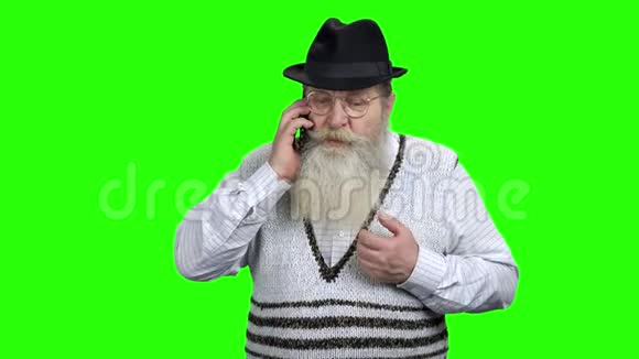 愤怒的老人在手机上说话视频的预览图