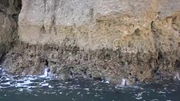 波浪和水流沿着岩石视频的预览图