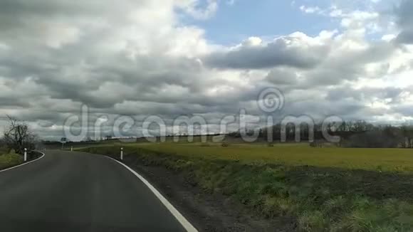 在捷克乡村草地上驾驶车窗视频的预览图
