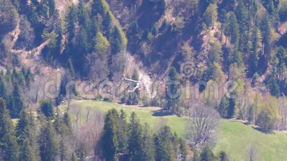 直升机在瑞士阿尔卑斯山飞行视频的预览图