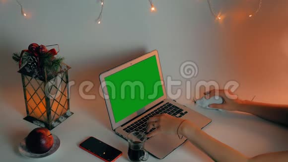 用手镯在笔记本电脑键盘上打字将女性的手闭上女人用手按下手提电脑键盘上的键视频的预览图