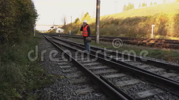 铁路工程师在铁路轨道上行走视频的预览图