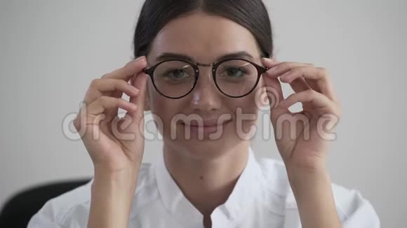 肖像漂亮年轻的职业女医生戴着眼镜看着镜头焦点从视频的预览图