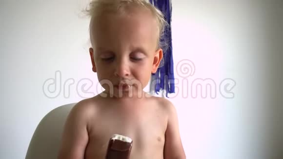 饥饿的男孩吃冰淇淋的棍子万向节运动视频的预览图