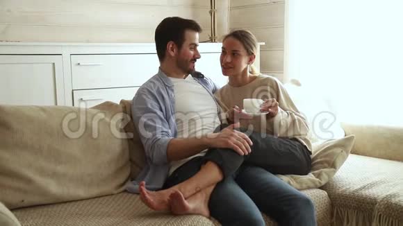 恋爱中的夫妻坐在沙发上谈论计划视频的预览图
