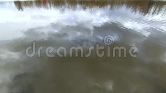 黑褐色的湖水中的天空倒影视频的预览图
