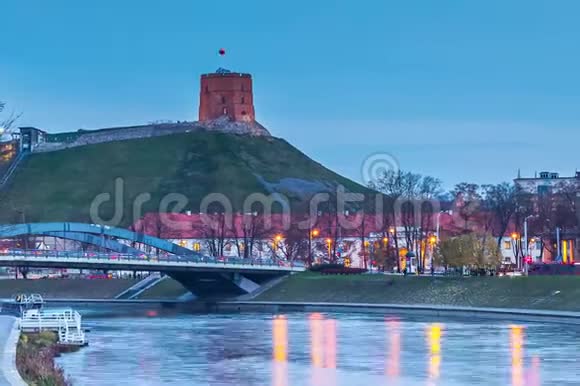维尔纽斯市白天到晚上缩小与格迪米纳斯城堡内里斯河立陶宛首都维尔纽斯视频的预览图