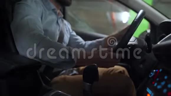 人类驾驶创新的自动驾驶汽车使用自动驾驶仪在停车场停车侧视图视频的预览图