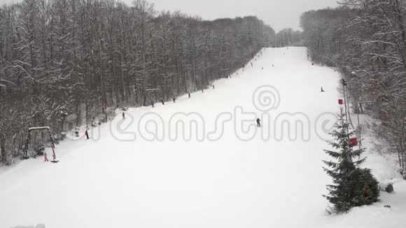 滑雪场有电梯和滑雪者视频的预览图