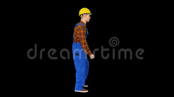 年轻建筑工人戴着安全帽在阿尔法海峡跳舞视频的预览图