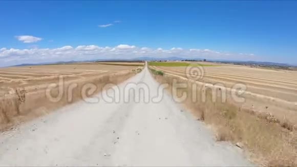 在靠近贝尼托的夏季景观上铺设泥土路视频的预览图