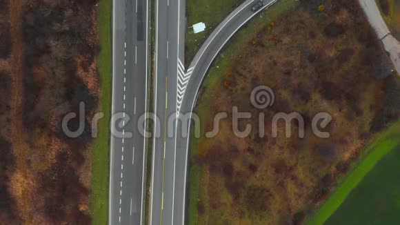 高速公路的鸟瞰图摄像机向上移动可以看到汽车在公路和道路上行驶很多车都是在视频的预览图
