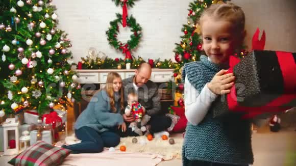 新的一年女儿正在摇一个圣诞礼物视频的预览图