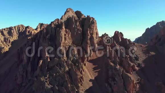 红色雄伟的岩石被裂缝切割视频的预览图