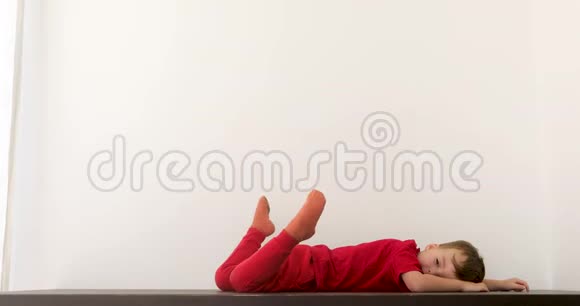 躺在地板上看着别人的孩子视频的预览图