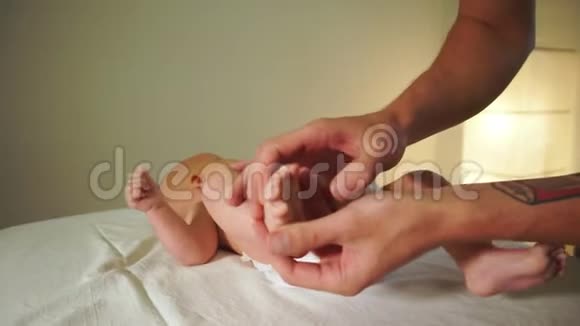 小心按摩师的手按摩小宝宝的脚视频的预览图