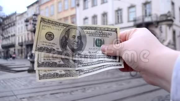 欧洲背景模糊的三百美元钞票视频的预览图