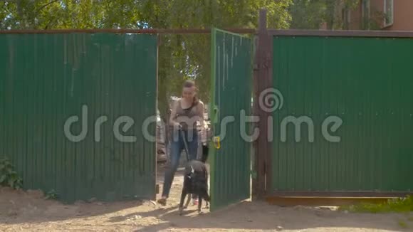 女志愿者带着狗去散步视频的预览图