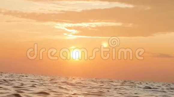 海上黎明一群鸟在水面上飞翔拍打着翅膀五彩缤纷的海景日出时的大自然视频的预览图