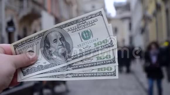 欧洲背景模糊的三百美元钞票视频的预览图