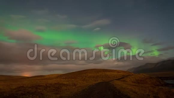 北极光在风景优美的景观上给冰岛的天空披上绿色的色彩视频的预览图