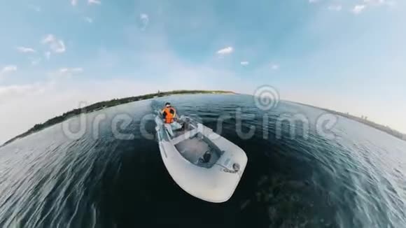 带有渔夫的摩托艇的半圆形全景图视频的预览图