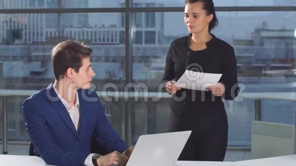 公司忙碌的女雇员把财务文件带给老板视频的预览图