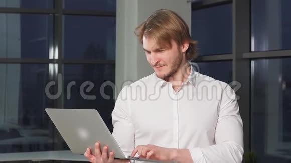 现代男性自由职业者手拿笔记本电脑的画像视频的预览图