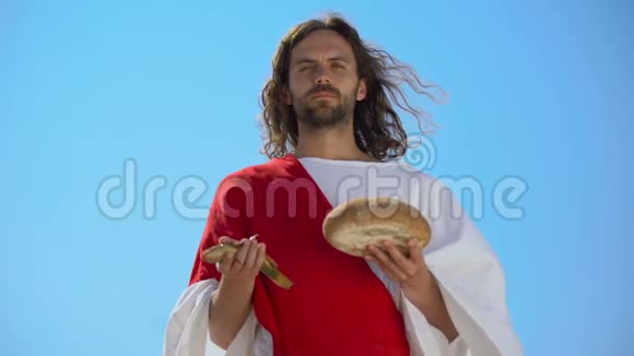 耶稣展示鱼和面包圣经故事关于喂养成千上万的奇迹视频的预览图