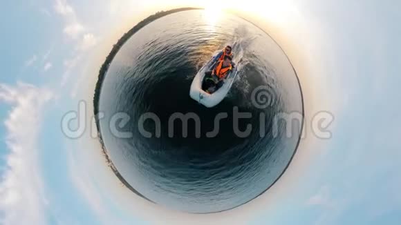 两名男子乘坐一艘船航行的360度逆向全景图视频的预览图