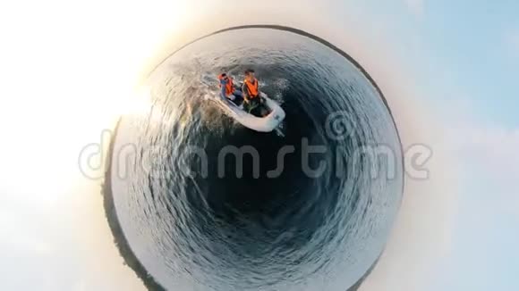 两个人驾驶的小艇的半圆形全景视频的预览图