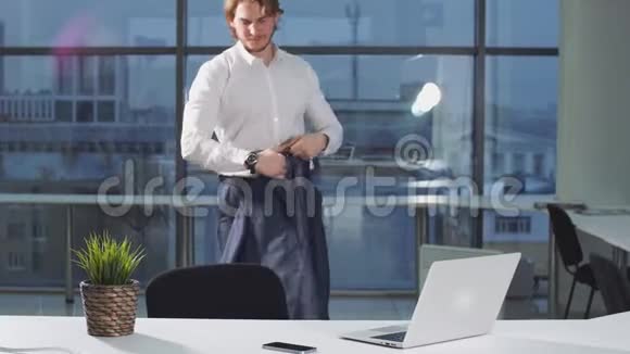 男性专业人员在办公室购买笔记本电脑视频的预览图