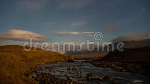 极光开始在冰岛的天空和河流景观上移动视频的预览图