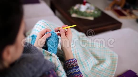那个女孩织了一条围巾视频的预览图